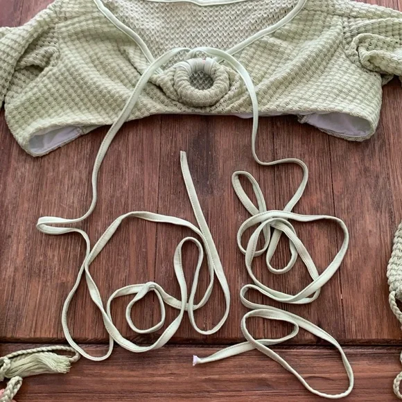 Long Sleeve Summer Green Crop Top with Ties - Picture 3 of 9